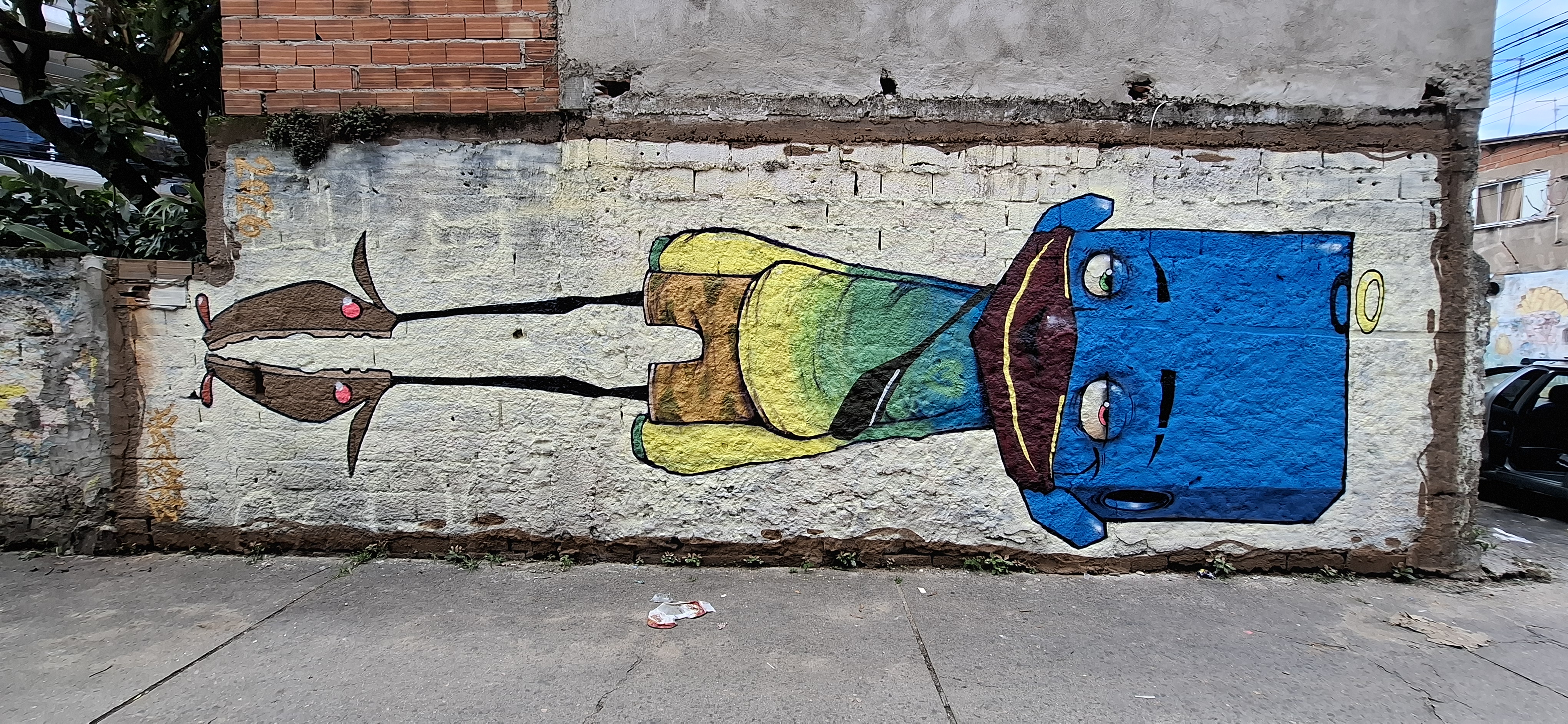 Personagem Azulão flutuando pelas Ruas e vielas do Bairro.