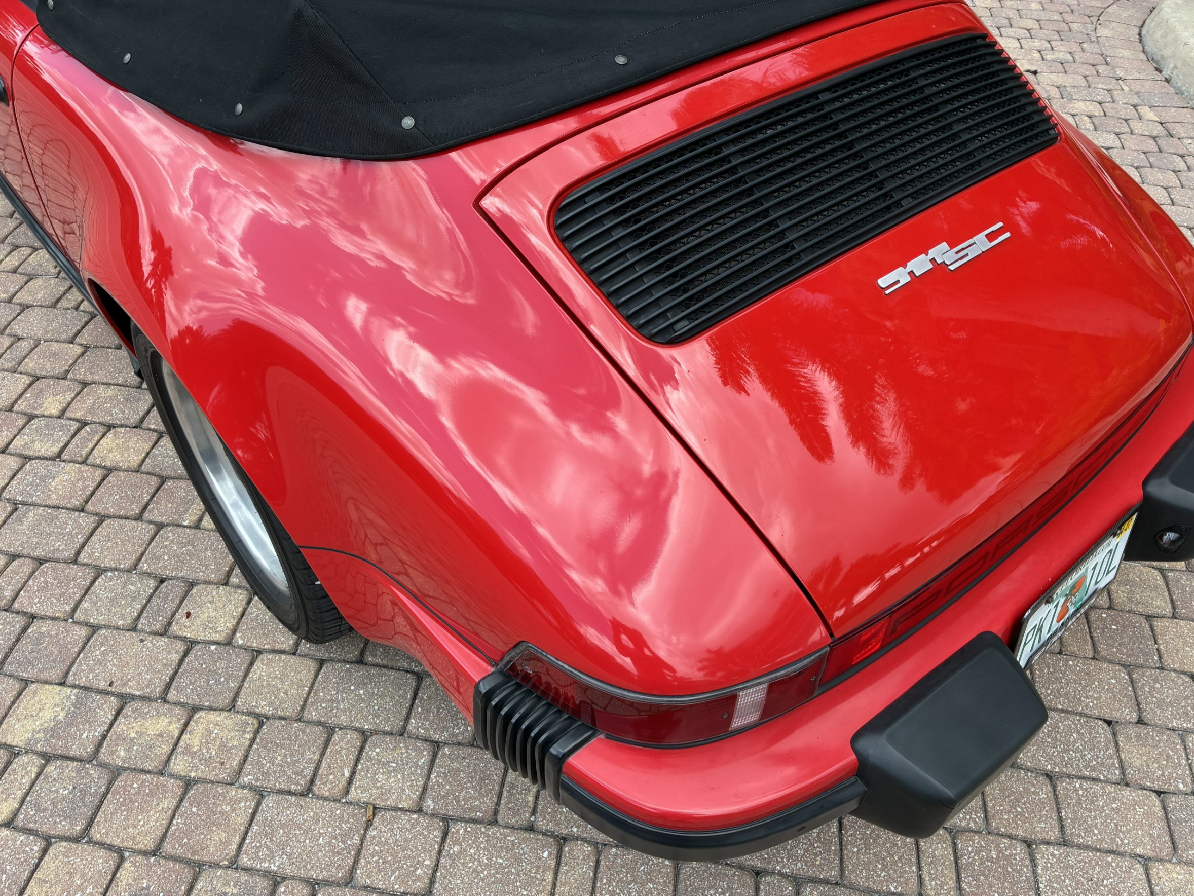 Tampa do motor com emblema 911 SC, capota abaixada