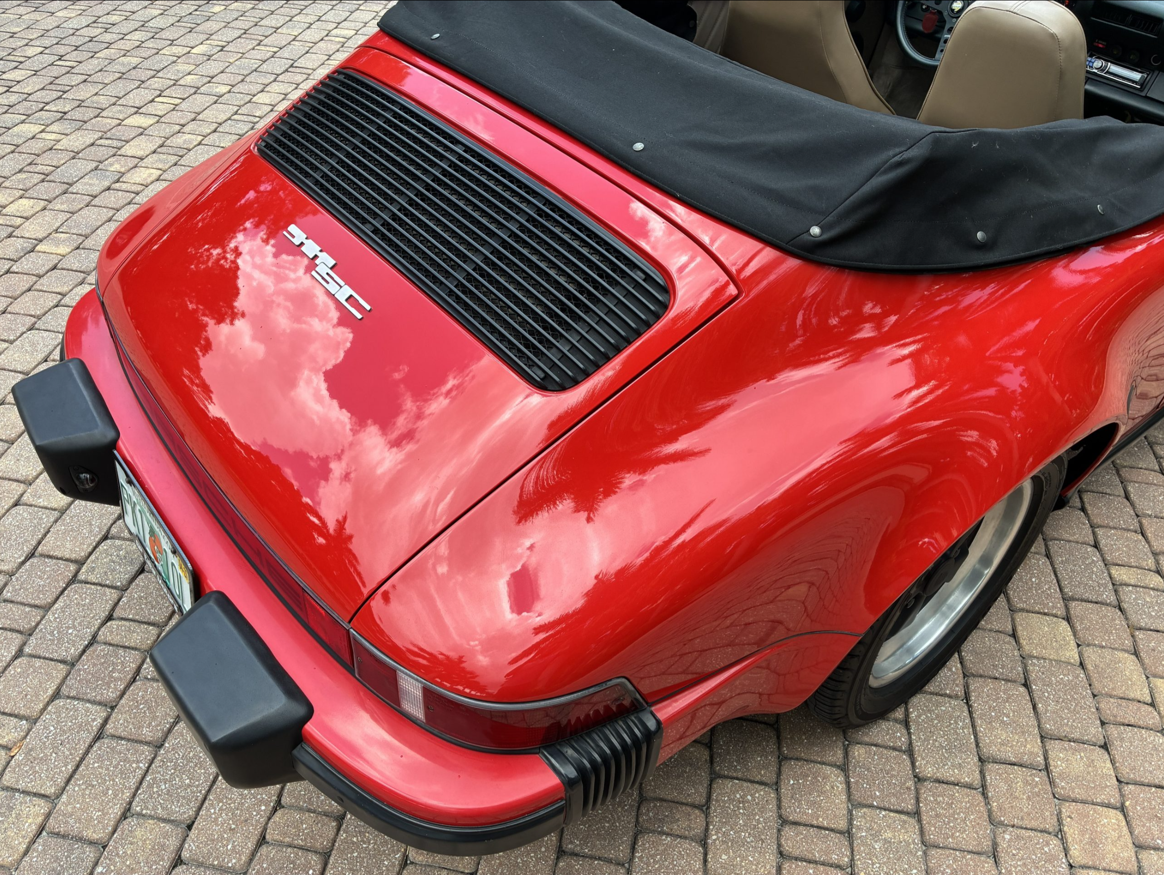 Traseira com emblema 911 SC e inscrição PORSCHE